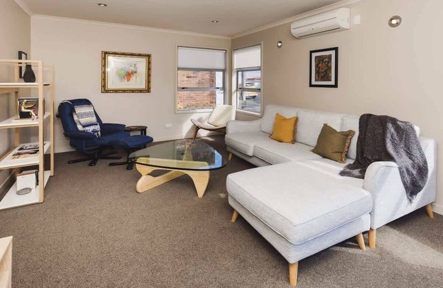 Sail-Shaped Townhouse in New Plymouth