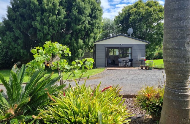 Sal's Rimu Rest-Smart TV/Internet, Peaceful Garden Setting, BBQ, 1.5km to town.