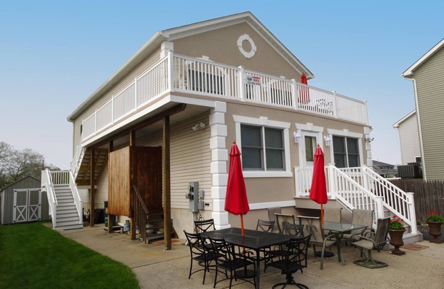 SALE WEEKS 2nd Fl Unit/Duplex-Spacious. Close to the beach, 6 beach tags Parking