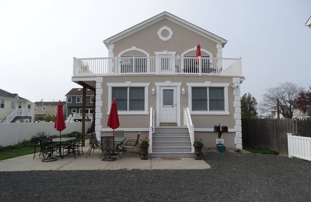 SALE WEEKS 1st fl Unit/Duplex-Spacious, Close to the beach, 6 Beach Tags Parking
