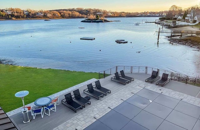 Salem Waterfront Couples Retreat - Walk Downtown!