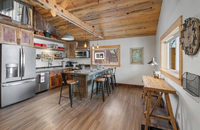 Salesville Bunkhouse - Two bedroom bunkhouse located in Gallatin Gateway, MT!