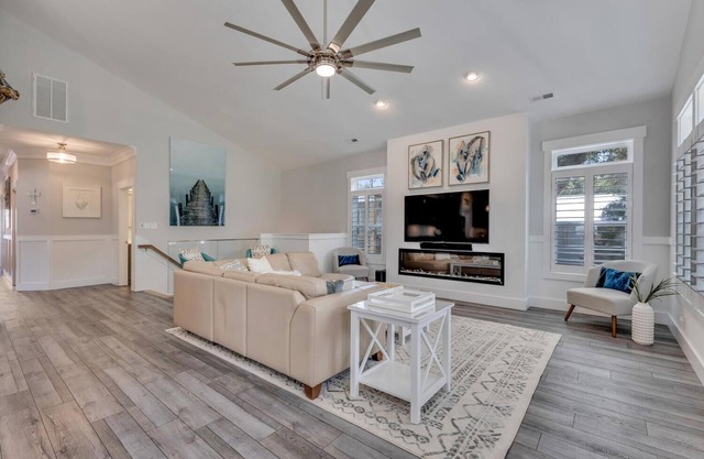 Salt Kured Upper - 3 Bedroom Upstairs Suite with access to a Large Backyard with