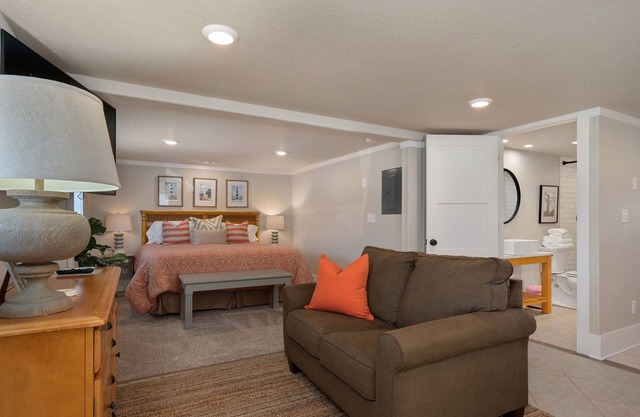 Salt & Light: Charming Contemporary Studio, Dog-friendly and Close to the Beach!