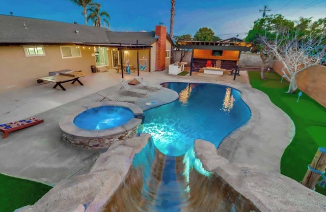 Salt Water Pool & Mini Golf - Close to Downtown