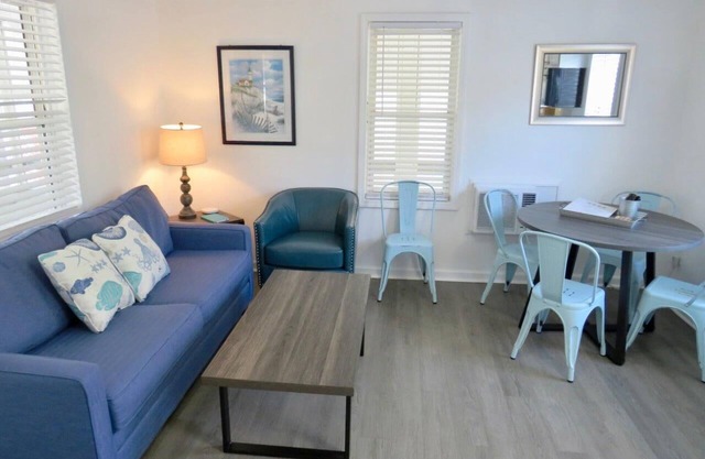 Saltaire Cottages 5: 2BR Steps to Private Beach Access Screen Porch Pool