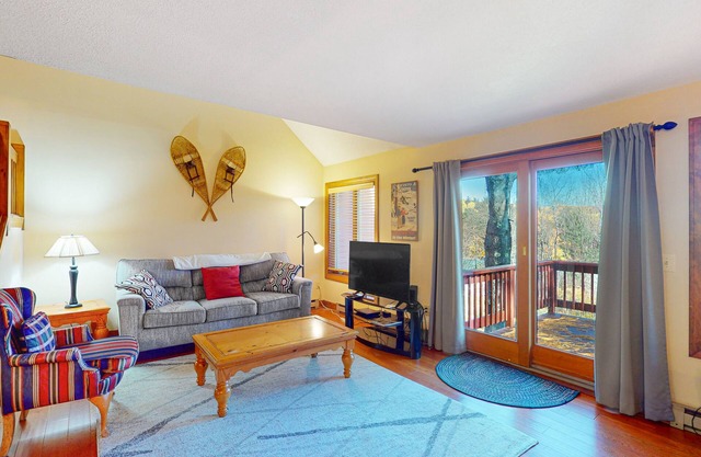 Saltbox townhome - mountain views - near Village of Quechee & Quchee Lakes