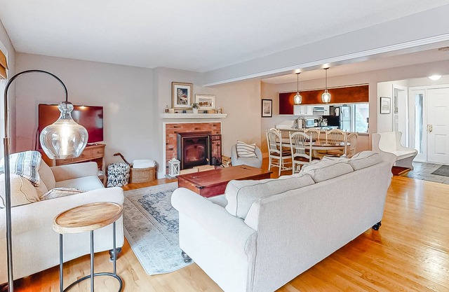 Saltbox townhome - mountain views, fireplace & washer/dryer - walk to Village
