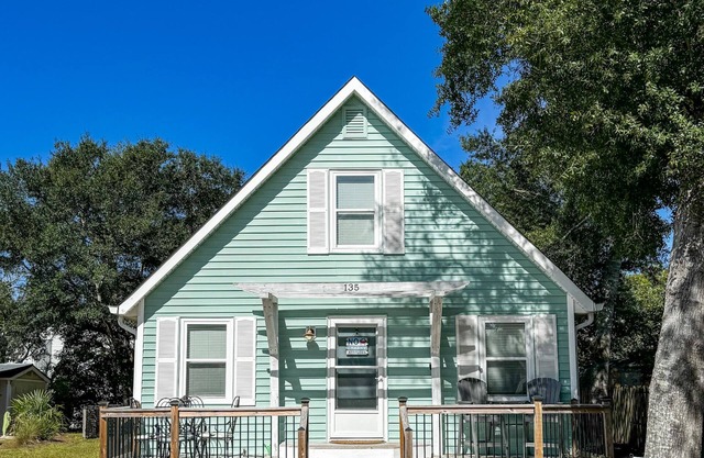 Salty Paws OKI - Cute Beach Bungalow