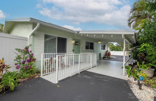 Salty Sea Home Jupiter/Tequesta! 4-bedroom 2-bath fully furnished home, sleep 8.