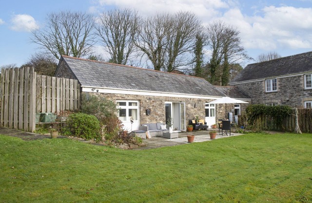 Samson Cottage - Pet friendly bungalow set in the pretty village of St Mawgan