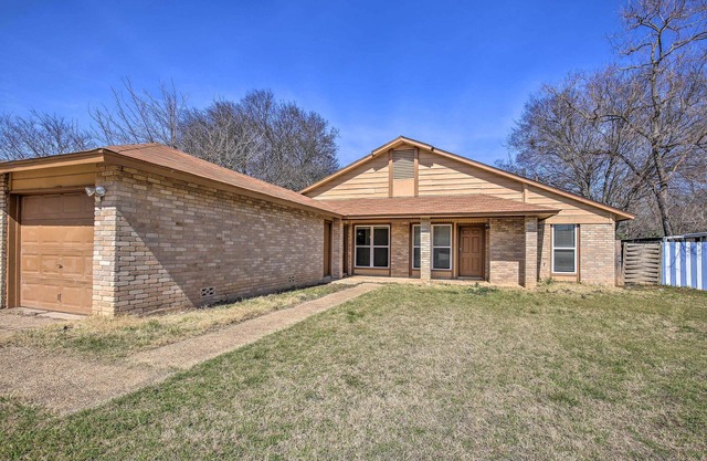 San Antonio Abode w/Yard: 17 Mi to Downtown!
