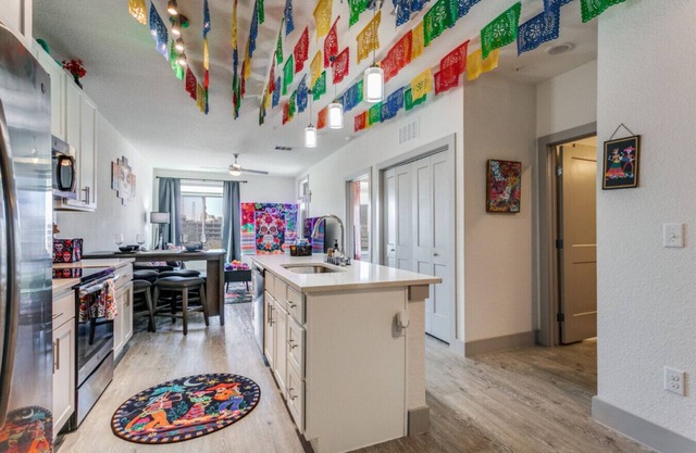 San Antonio Fiesta Condo on Riverwalk wKing Ste