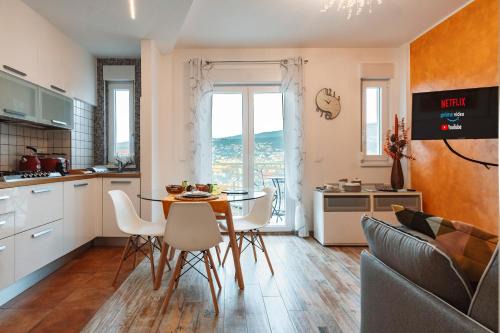 [San Giusto] Elegante Bilocale con Balcone e Vista