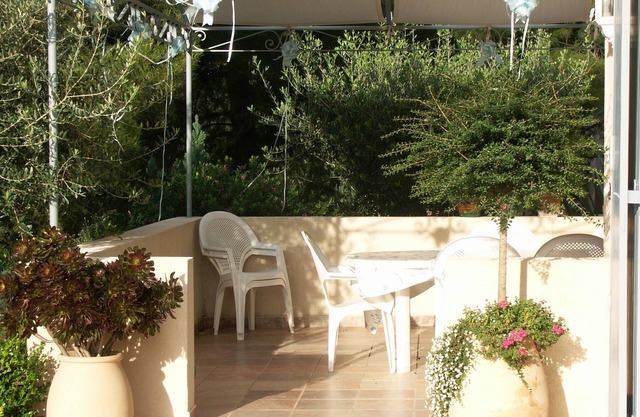 SANARY-OLLIOULES CLIMATIZED VILLA HEATED SWIMMING POOL BEACH 8kms 13 PERS