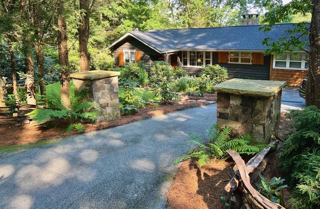 Sanctuary Cottage - Historic Highlands Charm w/Screen Porch, Firepit out Front