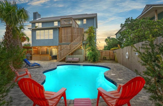 Sand Castle-Pool, Game Rooms, covered outdoor space with tiki bar, 1min walk to beach