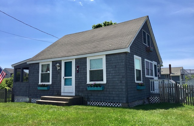 Sand Hill Cove Cottage, 5 min walk to beach w/huge fenced-in back yard