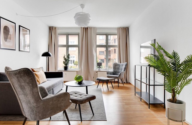 Sanders Constantin - Chic 2-Bdr Apt with Balcony