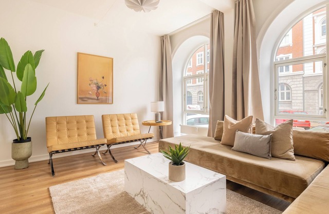 Sanders Noble - Fantastic 5-Bdr Apt in the Capital