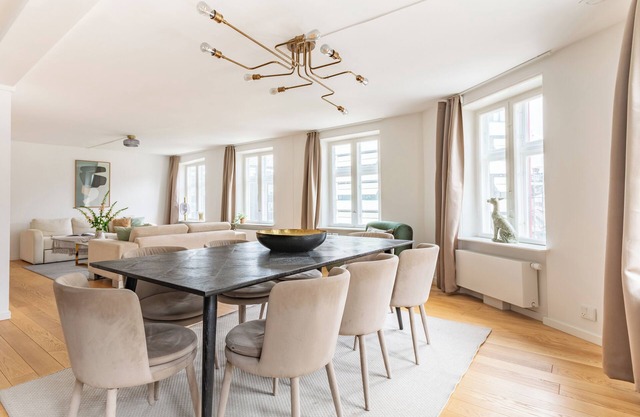 Sanders Regent - Chic 3-Bdr Apt with Balcony