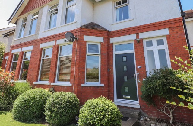 SANDPIPER, family friendly, with a garden in Rhos-On-Sea