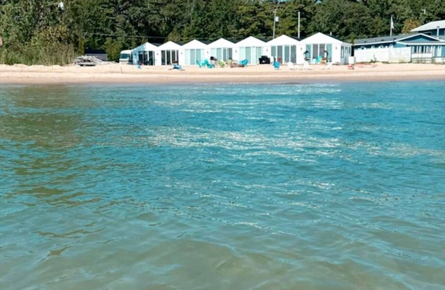 SANDY BEACH PARADISE ON THE LAKE