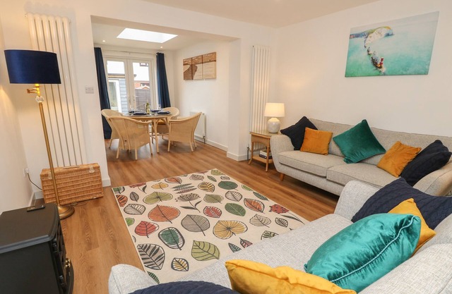 SANDY COTTAGE, pet friendly, character holiday cottage in Sandown