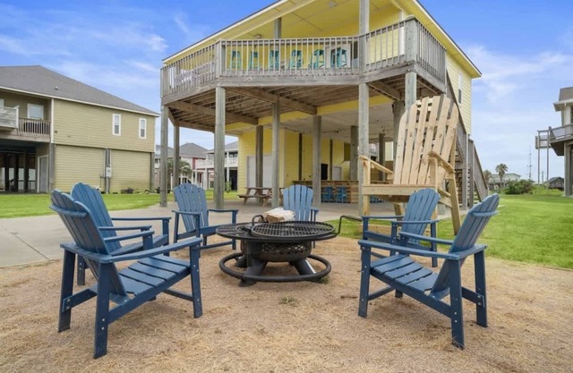 Sandy Sunrise-Beachview Oasis w/Firepit & BBQ