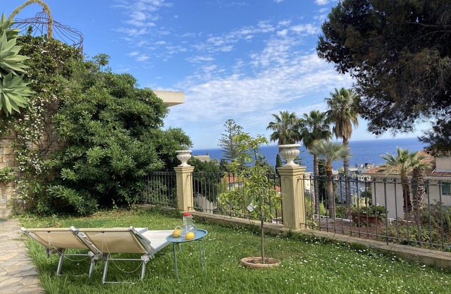 Sanremo: Apartment in Provencal villa with garden