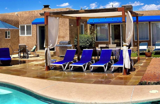 Santa Fe Desert Retreat with Pool in a secluded are, 15 minutes from downtown