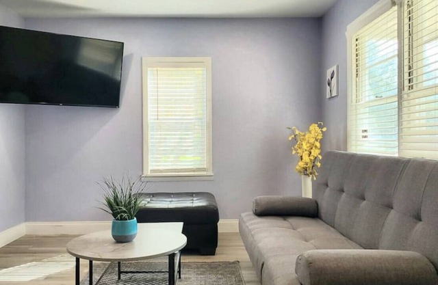 Sapphire · Cute & Comfy w/Breakfast Bar 12 mins to Beach