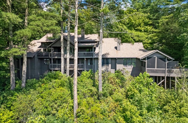 Sapphire Retreat - freshly renovated with mountain views!