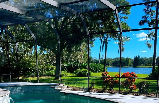 Sarasota Lake Sunrise Villa, Luxury Meet Nature— Lake, Pool, Golf, Beach