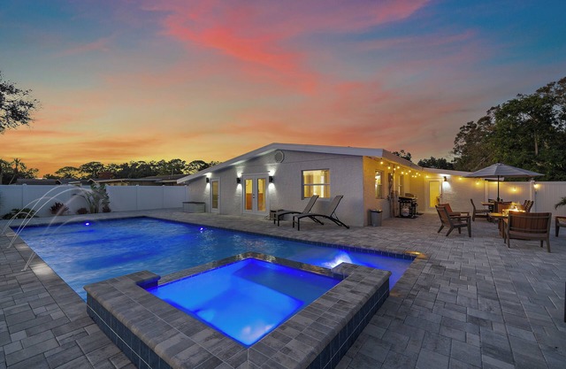 Sarasota Memories For a Lifetime, 3 Bedroom, 3 Bathroom With Large Heated Pool