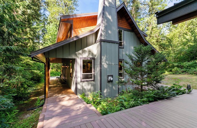 Sasquatch Mountain Hideaway, 3 Bed, 3 Bath W/Sauna, Hot Tub, Firepit & WiFi