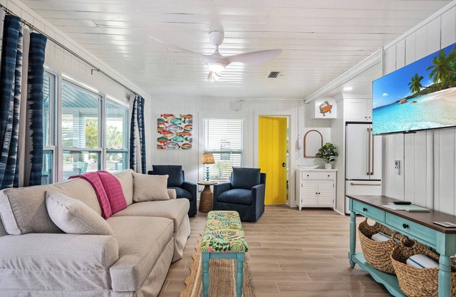 Sassy Seagull -Classic beach cottage, moments from the sand, beautiful pool!