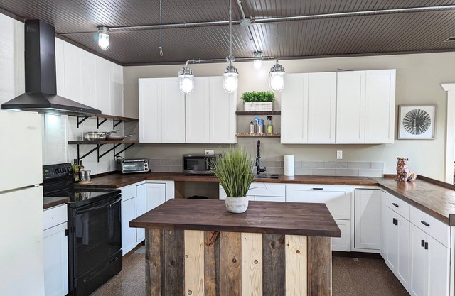 SAUGATUCK FARMHOUSE, HOT TUB, DOGS WELCOME, FIRE PIT, HUGE FENCED YARD!