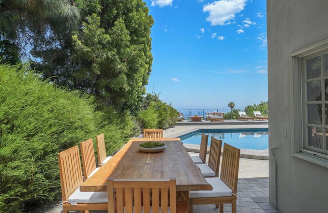Savona Horizon - Luxury villa that showcases a media room with wet-bar