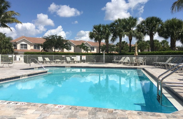 Say no to the snow! Beautiful condo in Colonial Country Club