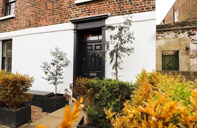 Scandi Cottage in the Old Town w/Private Parking, Garden & Log Burner