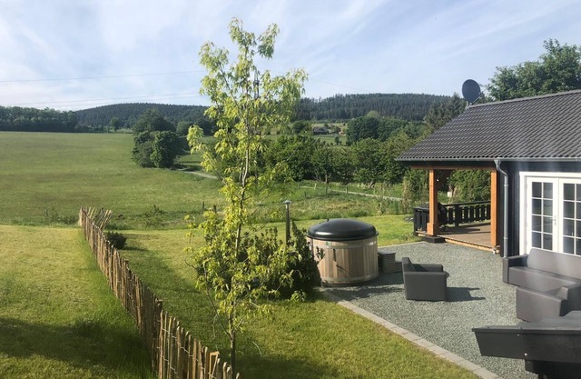 Scandinavian Lodge with hot tub near Winterberg