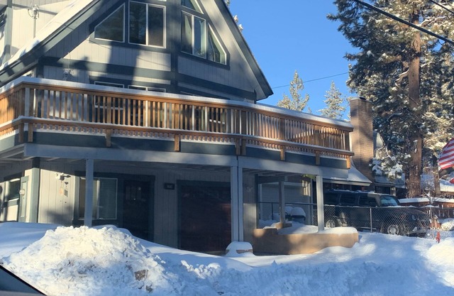 Scandinavian Chalet in Coveted Boulder Bay- 5 mins walk lake & near Ski Resort