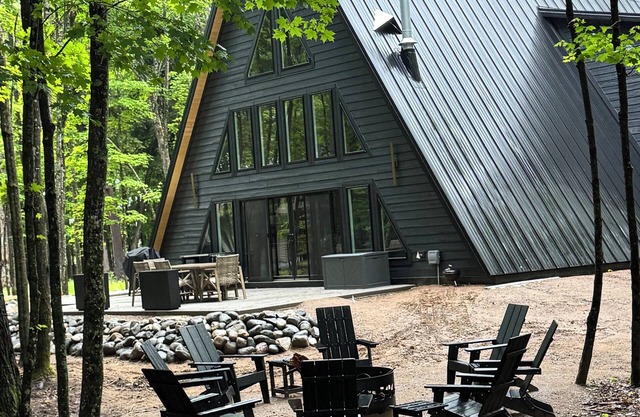 Scenic 3-bedroom Aframe with WiFi and AC on Three Lakes Chain
