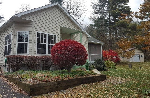 Scenic and Spacious 3 Bedroom Retreat- Pet Friendly!