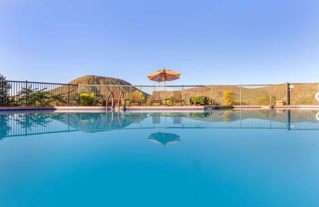 Scenic Escape Ideal for Romantic Couple w/Private Terrace in Heart of Red Rocks