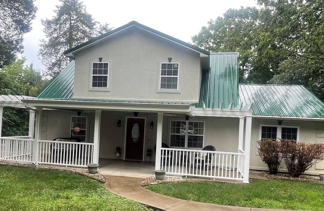 Scenic Lake Barkley Waterfront Retreat - Spacious, 4 Bedrooms, sleeps 13!