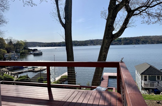 Scenic lakeside 4-bedroom house with sauna/hottub!