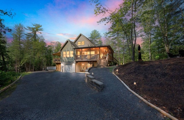 Scenic Mountain Retreat with a Pool Hot Tub Game Room