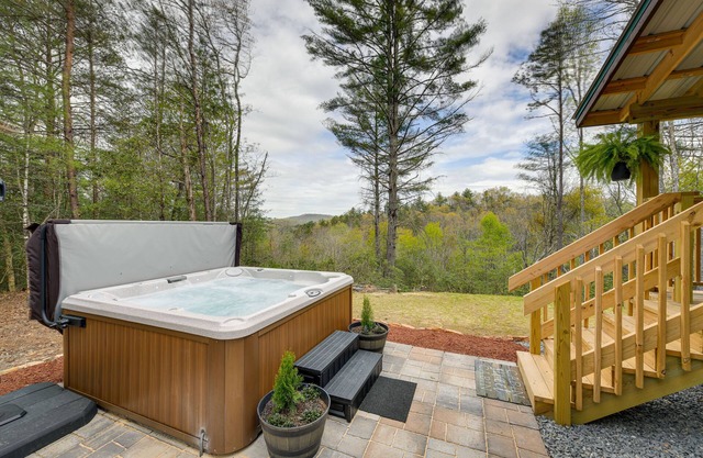 Scenic Murphy Cabin w/Hot Tub, Fire Pit & Views